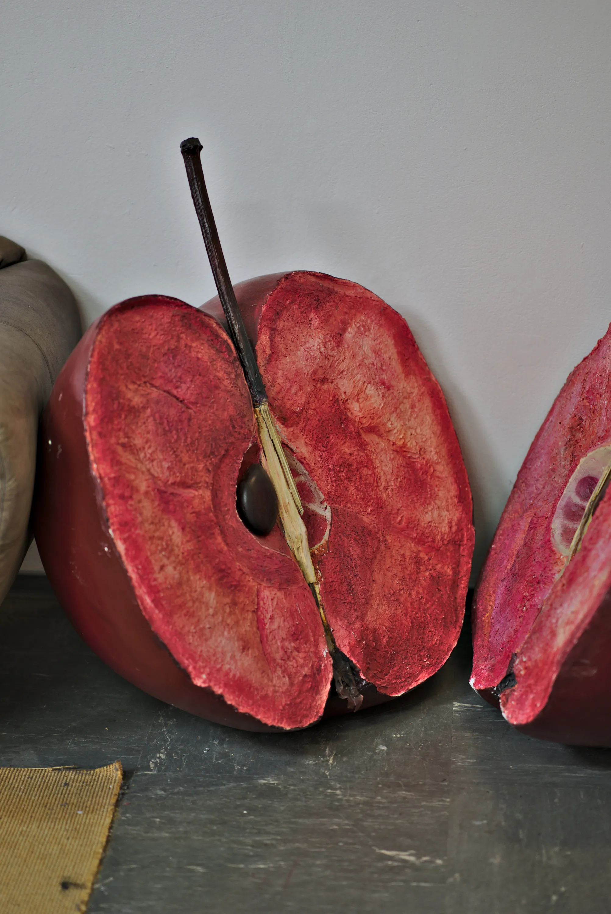 Foto einer Ausstellung, welches einen roten gebastelten Apfel zeigt